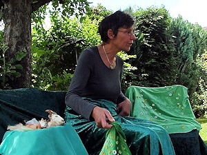 Elvira Wrensch mit einem Schoßtheater im Garten am Hopfenkamp